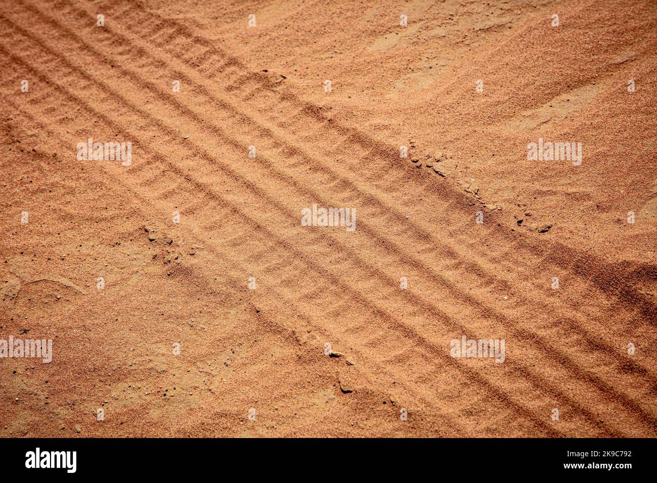Reifenabdruck auf dem Sand in der Wüste Stockfoto