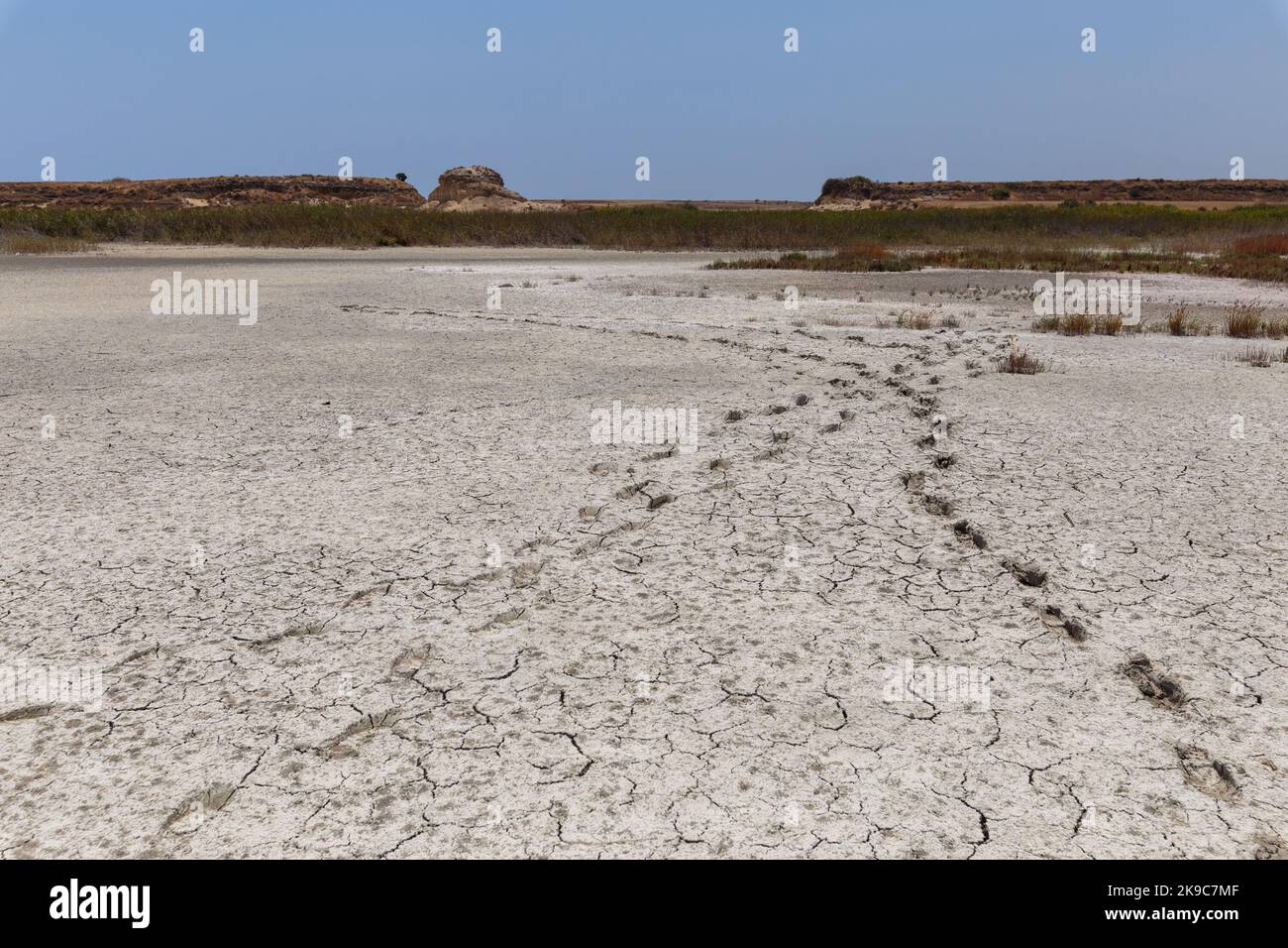 Wüste mit Fußabdrücken auf dem Gelände eines ausgetrockneten Sees Stockfoto
