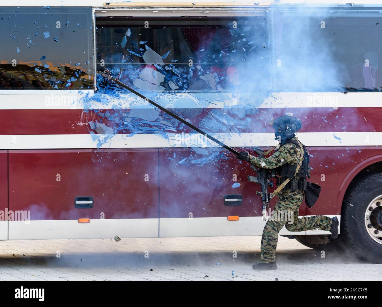 Goyang, Südkorea. 27. Oktober 2022. Die Mitglieder des Anti-Terror-Teams der südkoreanischen Armee nehmen an einem nationalen umfassenden Anti-Terror-Training Teil. Die Übung kommt inmitten internationaler Sorgen über Terrorismus, Naturkatastrophen und Sorgen über Nordkorea.mehrere Regierungsbehörden, darunter die Polizei, die Küstenwache, das Verteidigungsministerium, die Feuerwehr und die Geheimdienste des Landes, nahmen an der Übung Teil. (Foto von Kim Jae-Hwan/SOPA Images/Sipa USA) Quelle: SIPA USA/Alamy Live News Stockfoto