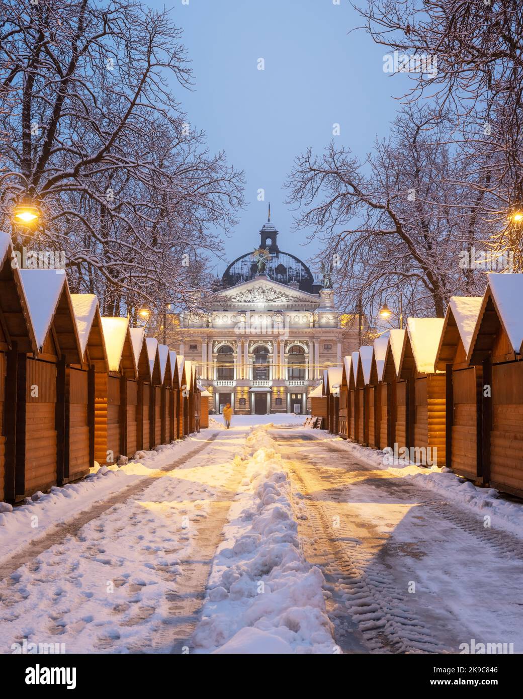 Solomiya Krushelnytska Lviv Staatliches Akademisches Theater für Oper und Ballett in der Winterzeit. Hölzerner Weihnachtsmarkt Kiosk in einer Reihe mit Stadtlicht in der Morgenzeit Stockfoto