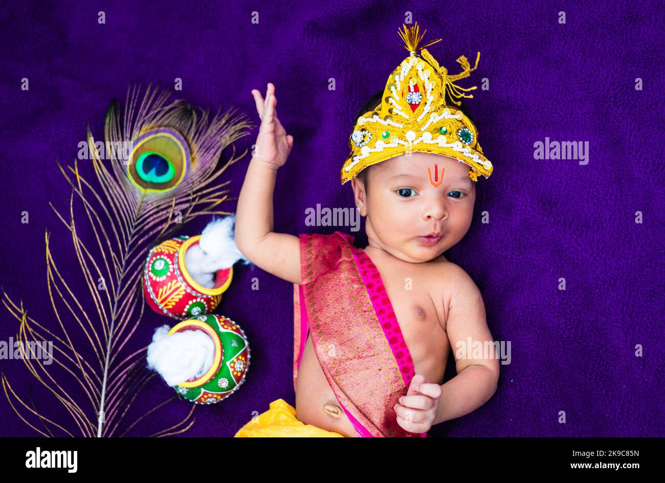 Little krishna in Action-Innenaufnahmen aus dem oberen Winkel Stockfoto