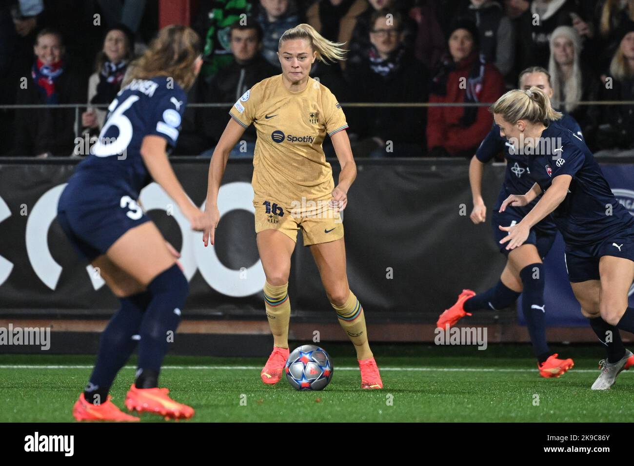 Fridolina Rolfo von Barcelona gegen Rosengard-Spieler während des UEFA Women's Champions League Fußballspiels der Gruppe D zwischen FC Rosengård und FC Ba Stockfoto