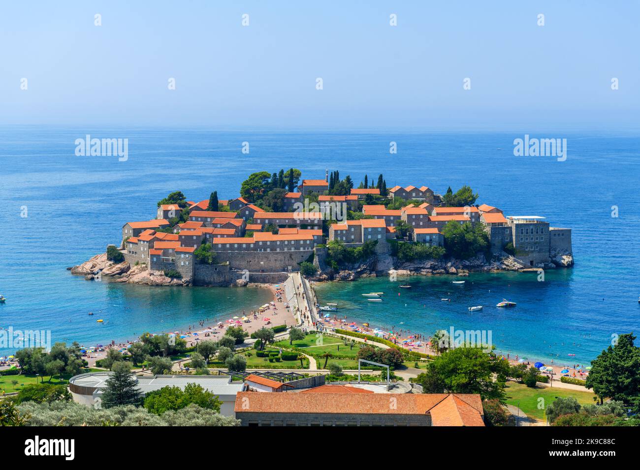 Blick auf das Inselresort Sveti Stefan, Montenegro Stockfoto