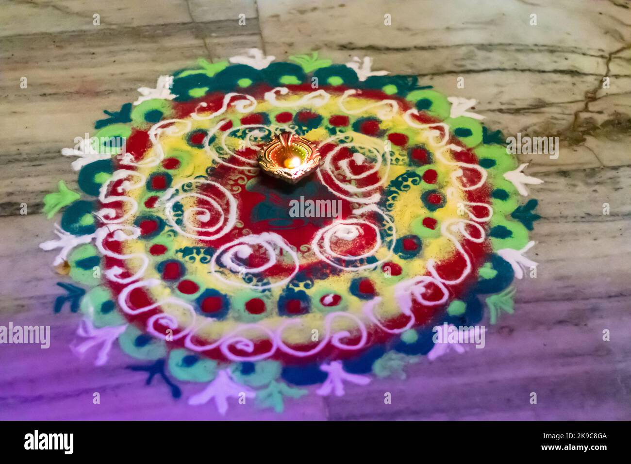 indische traditionelle Rangoli anlässlich der Festfeier aus verschiedenen Blickwinkeln Stockfoto