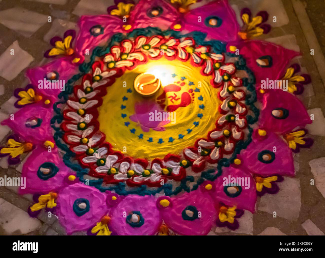 indische traditionelle Rangoli anlässlich der Festfeier aus verschiedenen Blickwinkeln Stockfoto