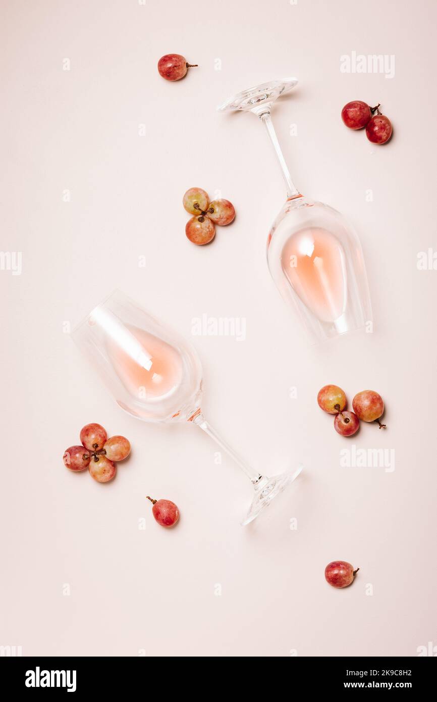 Zwei Gläser Roséwein auf rosa Hintergrund, Draufsicht. Stockfoto
