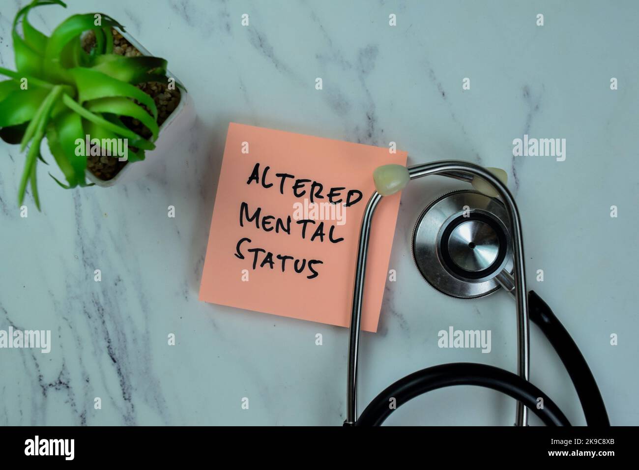 Konzept des Altered Mental Status Schreiben Sie auf Haftnotizen mit Stethoskop isoliert auf Holztisch. Stockfoto