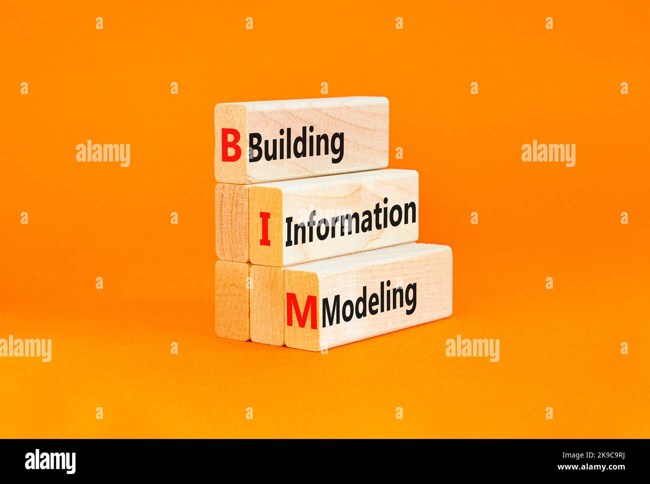 BIM-Symbol für die Modellierung von Gebäudeinformationen. Konzept Wörter BIM Building information Modeling on wooden Blocks on beautiful orange background Business BIM Stockfoto