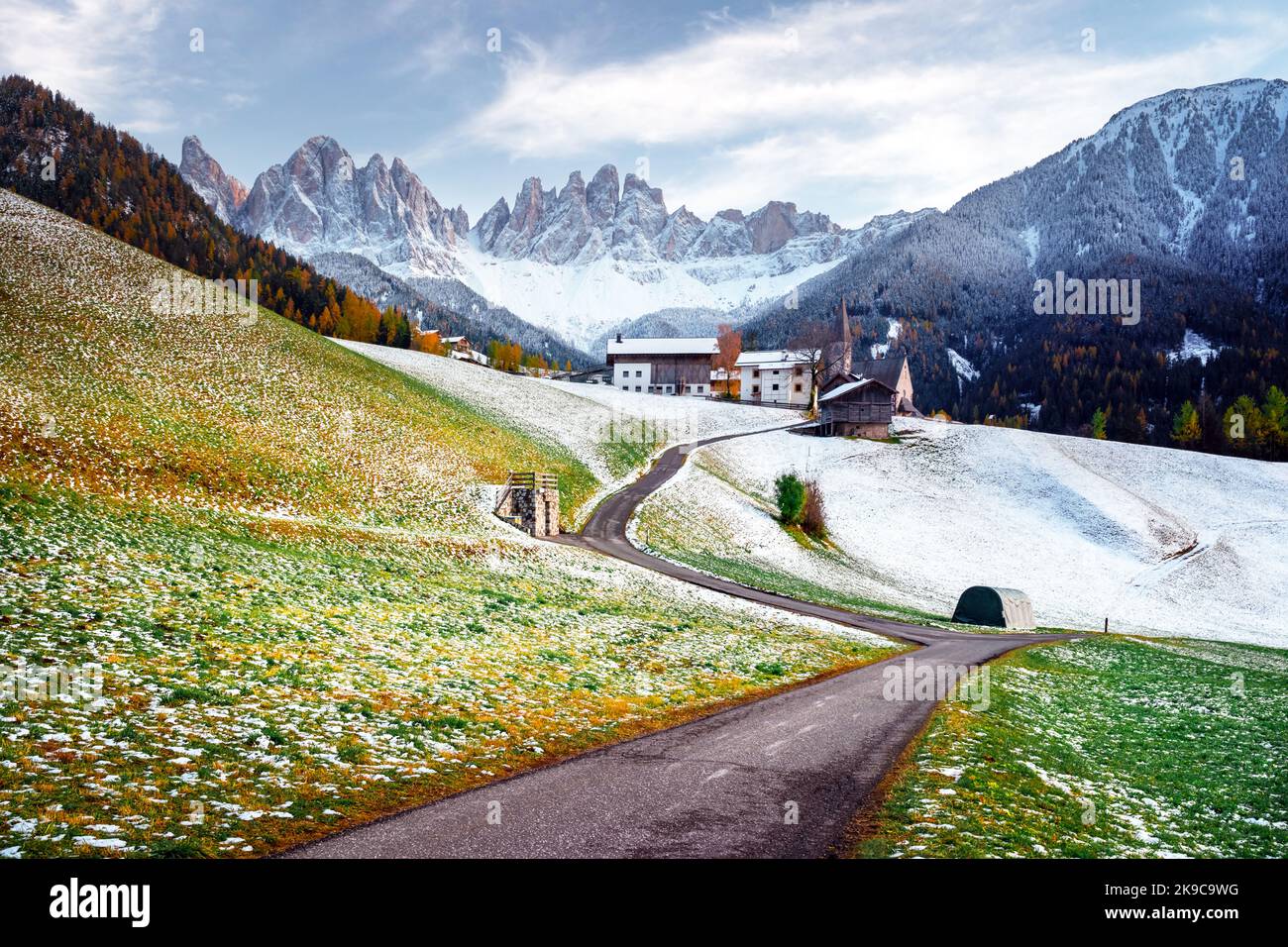 Das berühmte Bergdorf Santa Magdalena mit der Kirche Santa Maddalena in den herbstlichen Dolomiten. Verschneite Berggruppe der Geisler im Hintergrund. Val di Funes, Südtirol, Italien Stockfoto