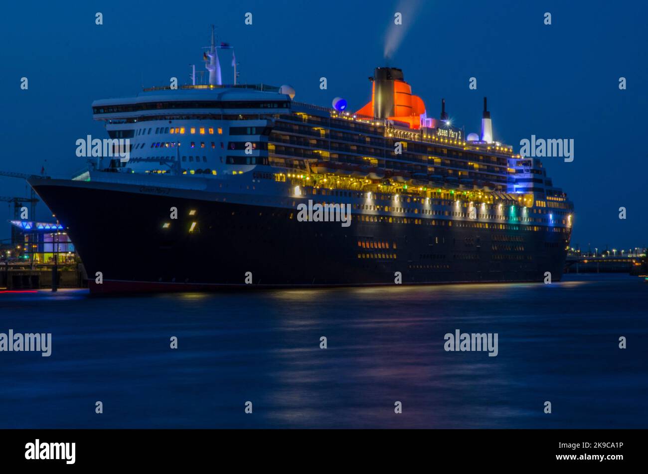 Kreuzfahrtschiff queen mary 2 in hamburg Fotos und Bildmaterial in