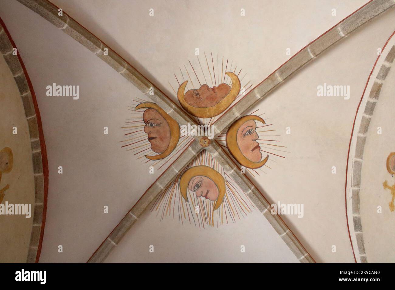 Blick auf mittelalterliche Gemälde an der Decke des Église de la Nativité de la Vierge aus dem 11.. Jahrhundert im schönen Dorf Glénic in Frankreich. Stockfoto