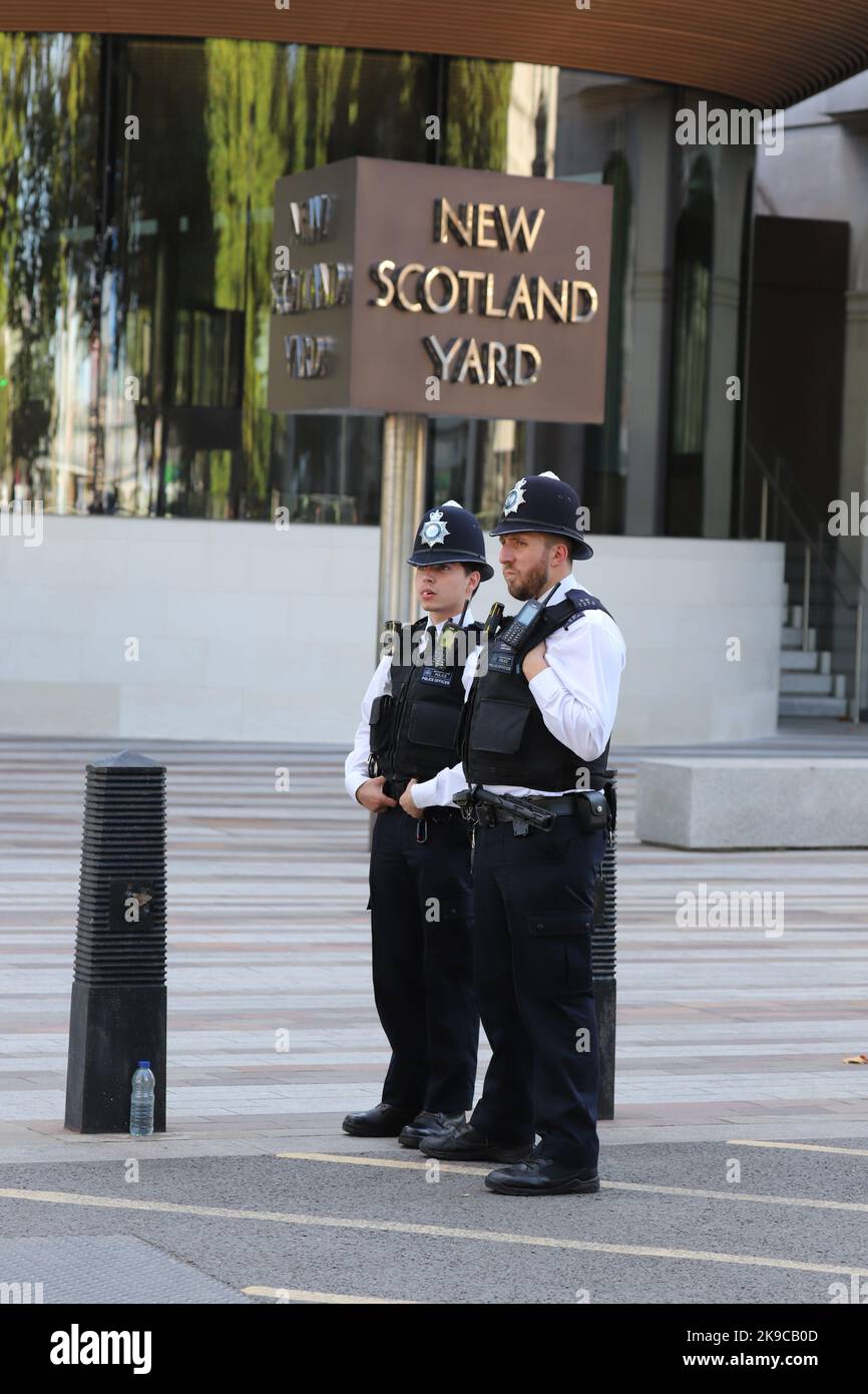 Die Polizei bewacht den New Scotland Yard während der Lügen ihrer Majestät der Königin im Staat Stockfoto