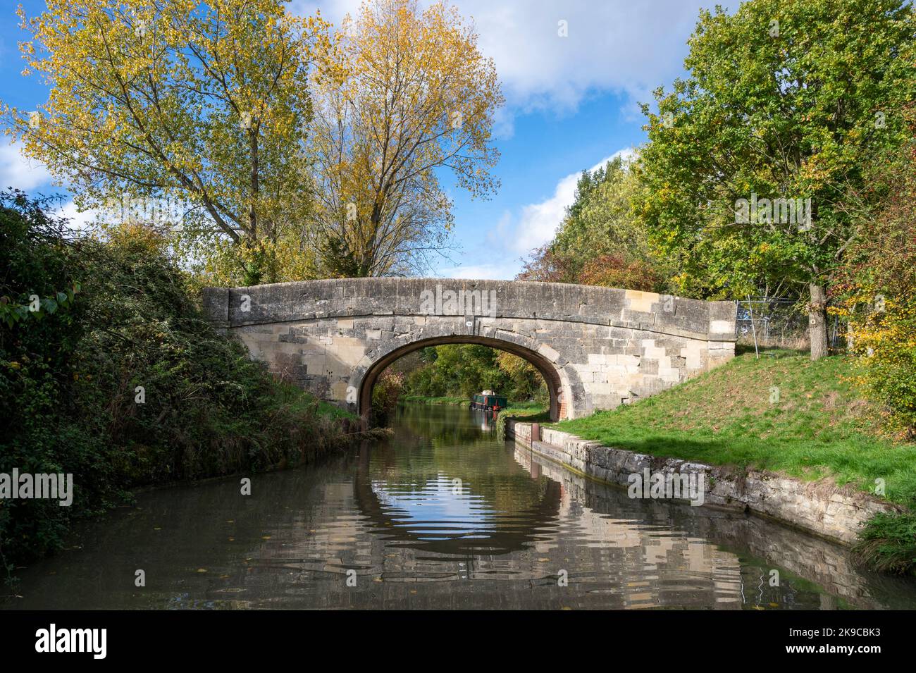 Ein malerischer Blick auf die Ladydown Bridge über Kennet und Avon Canal in der Nähe von Staverton in Wiltshire, England. Stockfoto