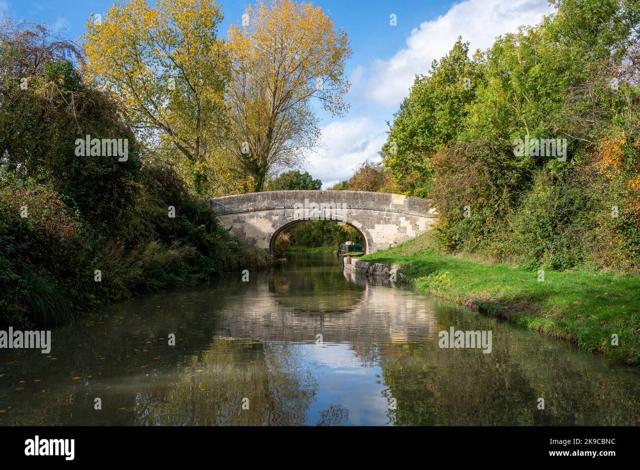 Ein malerischer Blick auf die Ladydown Bridge über Kennet und Avon Canal, Wiltshire, England. Stockfoto