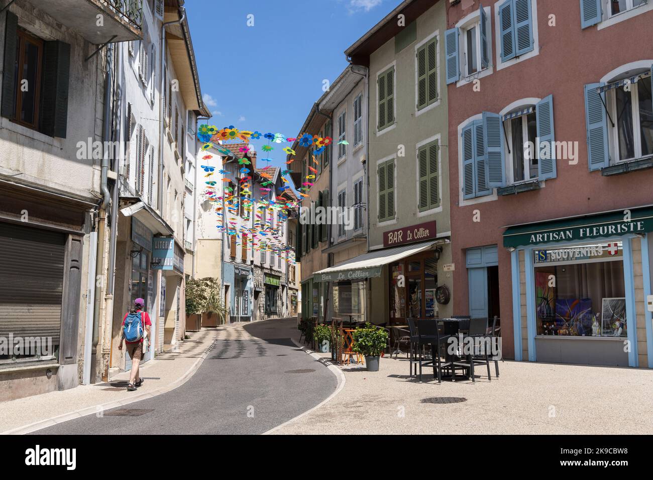Person beim Spaziergang durch Seyssel, Haute-Savoie, Frankreich Stockfoto