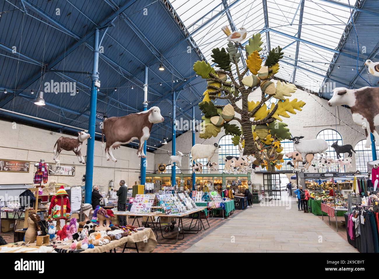 Indoor-Markt mit Hängekunst, Abergavenny, Wales, Großbritannien Stockfoto