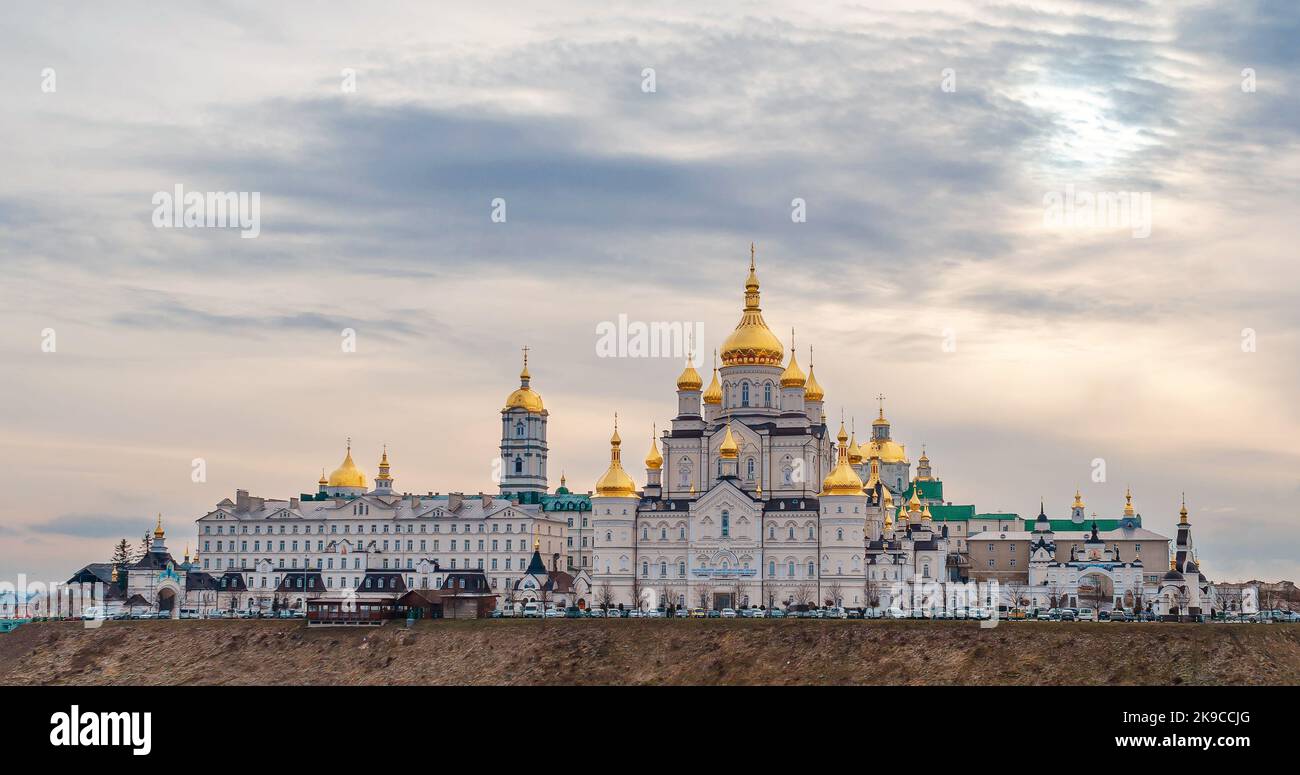 Religiöser Bildschirmschoner. Heilige Dormition Pochaiv Lavra in der Ukraine. Panoramablick Stockfoto