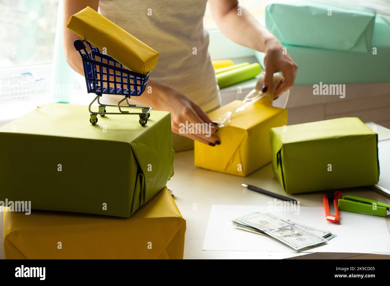 Frau Verpackung Boxen für Versand, Online-Shop, Home Business, Online-Shop, Kurier und Geschäft Stockfoto