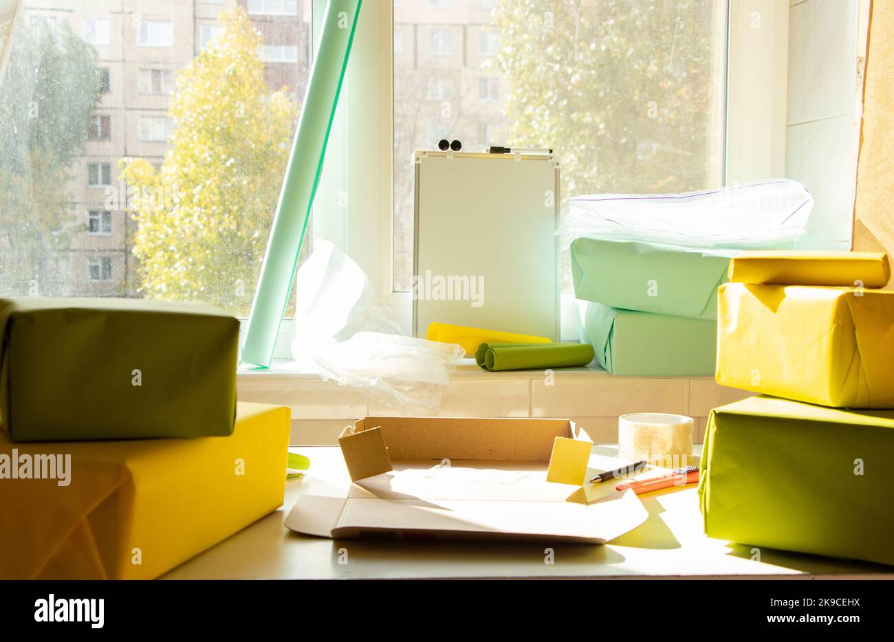 Boxen für Versand, Online-Shop, Home Business, Online-Shop, Kurier und Geschäft Stockfoto