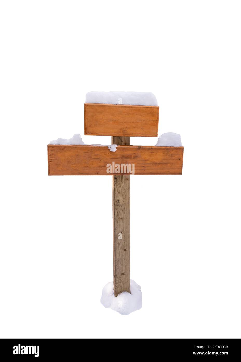 Hölzerner Wegweiser mit Schneedecke oder Wegweiser auf weißem Hintergrund Stockfoto