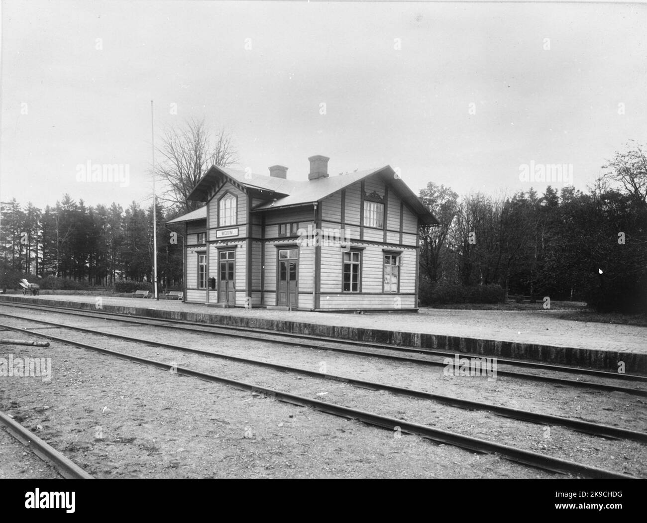 Der Bahnhof wurde 1867 erbaut. Das Bahnhofshaus, zweistöckiges Holz, wurde in den Jahren 1944-45 komplett renoviert. Der Hof wurde 1940 und 1948 erweitert Stockfoto
