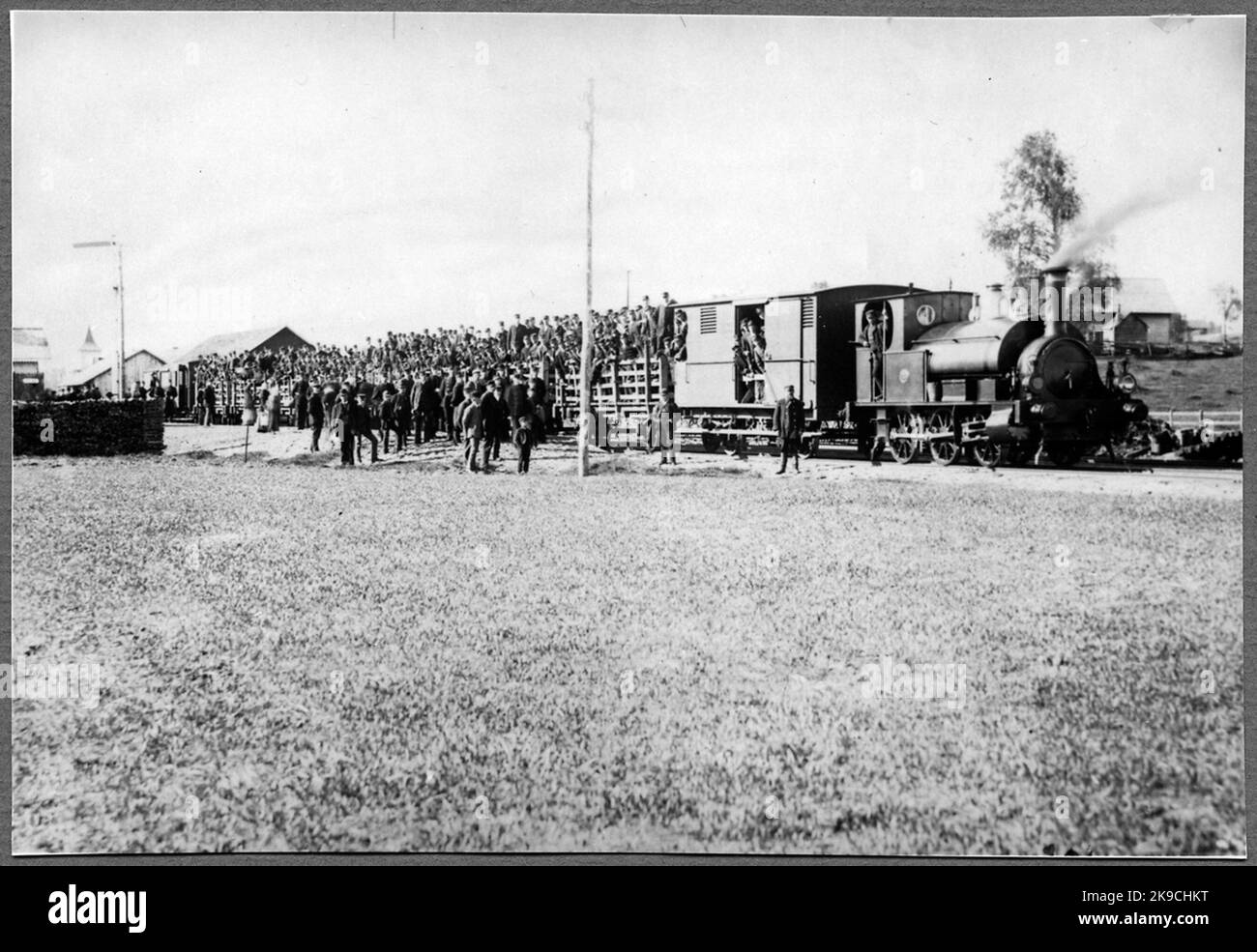 Halmstad - Nässjö Railways, HNJ BB 4 'Wernamo' transportiert Militär in offenen Waggons. Hier in Skillingaryd. Stockfoto