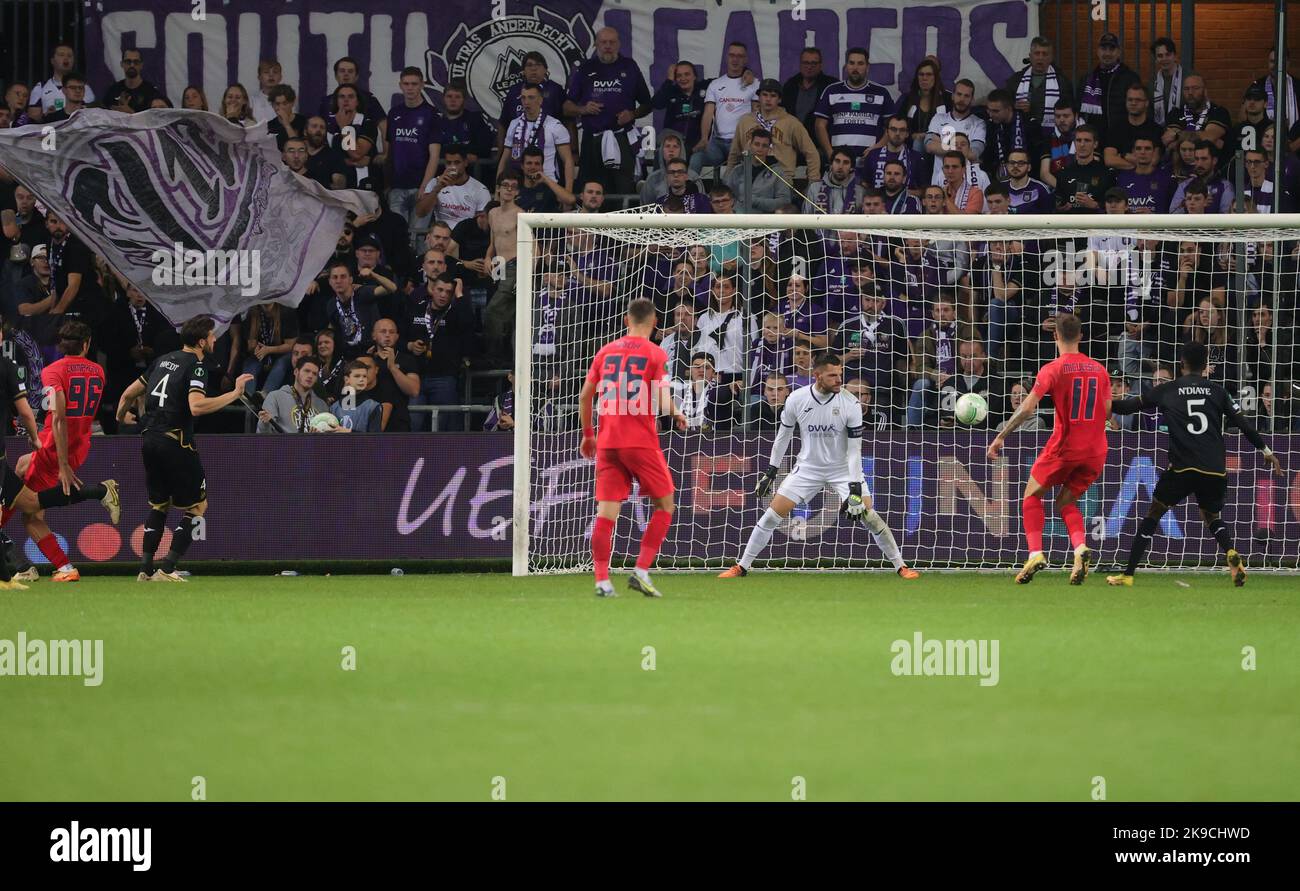 Andrea Compagno vom FCSB erzielte am Donnerstag, dem 27. Oktober 2022, in Brüssel, am fünften Tag in der Gruppenphase der UEFA Conference League, das Tor von 1-1 bei einem Fußballspiel zwischen dem belgischen RSC Anderlecht und dem rumänischen FCSB. BELGA FOTO VIRGINIE LEFOUR Kredit: Belga Nachrichtenagentur/Alamy Live News Stockfoto