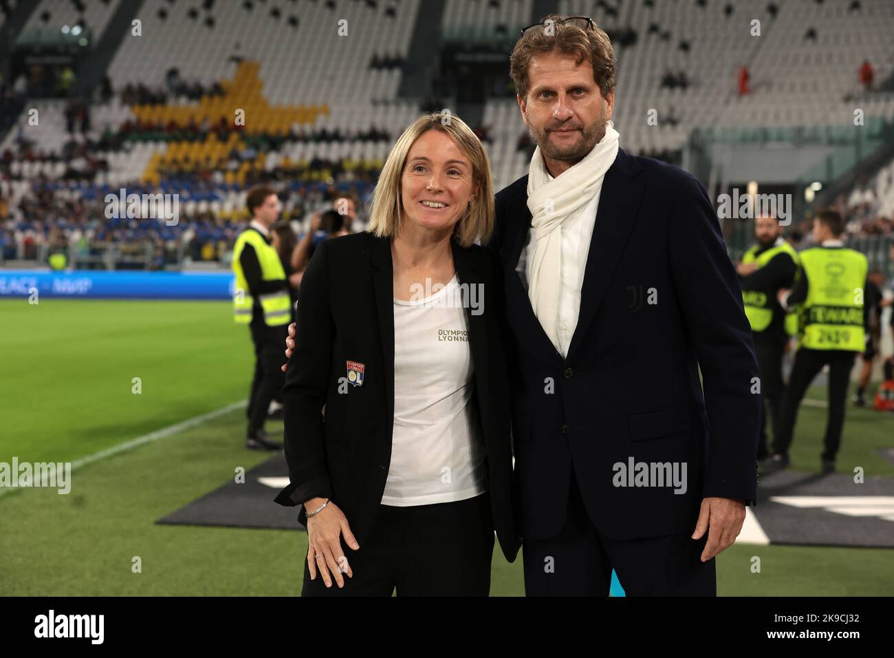 Turin, Italien, 27.. Oktober 2022. Sonia Bompastor Cheftrainer von Lyon und Joe Montemurro Cheftrainer von Juventus posieren für ein Foto, bevor sie das UEFA Womens Champions League-Spiel im Juventus-Stadion in Turin starten. Bildnachweis sollte lauten: Jonathan Moscrop / Sportimage Kredit: Sportimage/Alamy Live News Stockfoto