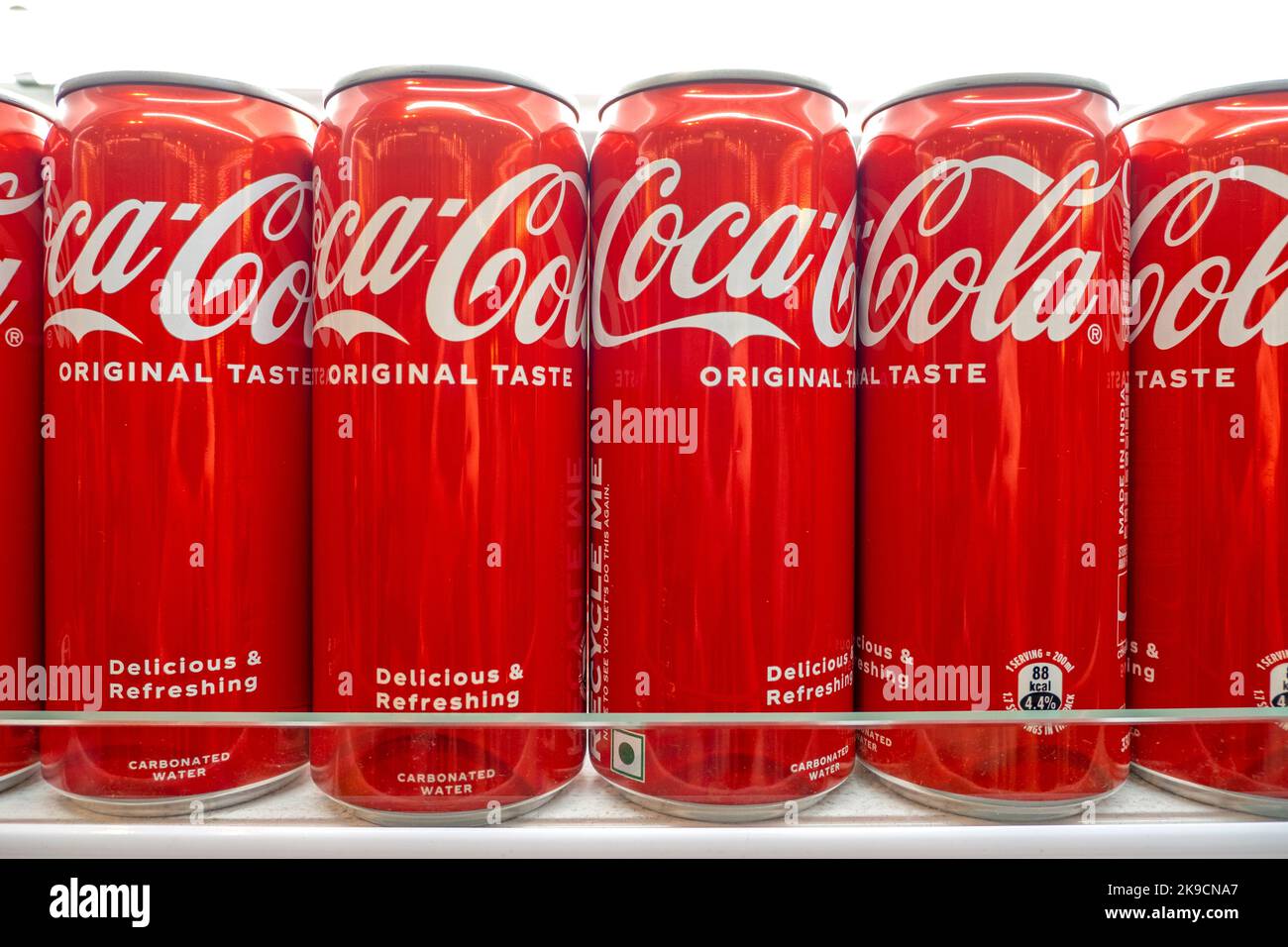 MUMBAI - SEP 25: Regal mit Reihen klassischer Coca-Cola-Dosen am 25. September in Mumbai. 2022 in Indien Stockfoto