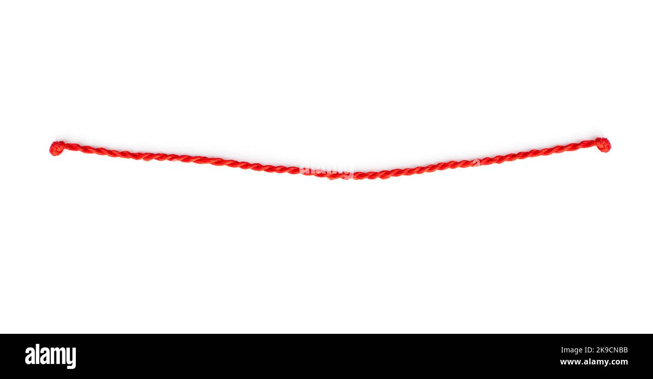 Dünne rote Schnur oder Seil mit Knoten isoliert auf weiß Stockfoto