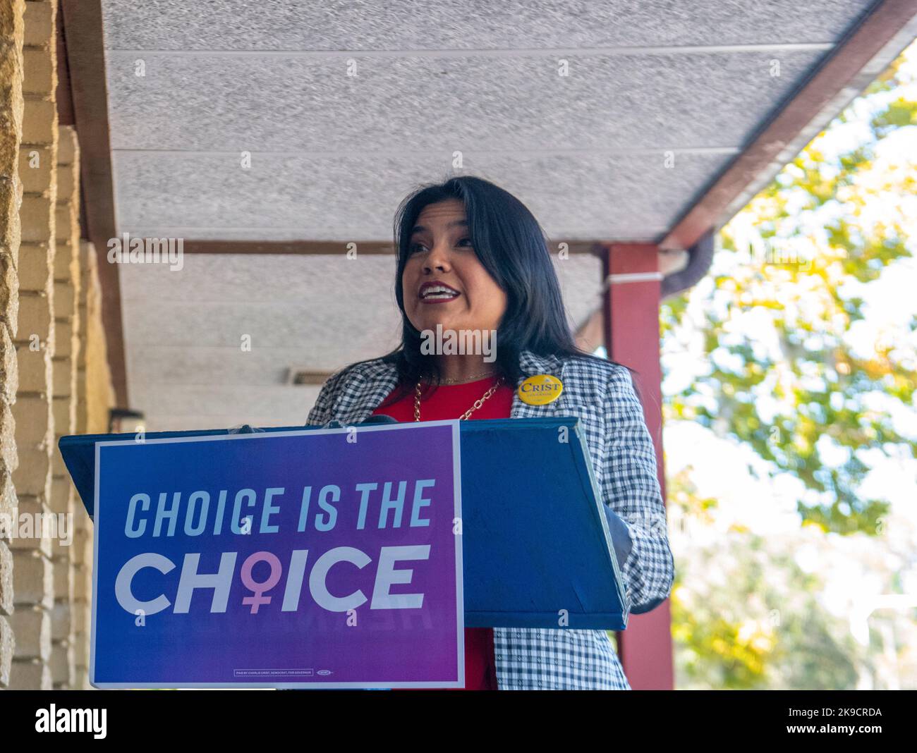 Gainesville, Florida, USA. 27. Oktober 2022. 25. Oktober 2022, Gainesville, FL: Karla Hernandez, der Leutnant Governor Kandidat mit dem demokratischen Gouverneurskandidaten Charlie Crist, spricht am Alachua County Democratic Party Headquarter in Gainesville, FL, in dem Bemühen, Latino-Wähler nach dem Beginn der frühen Abstimmung zu ermutigen. (Bild: © Dominic Gwinn/ZUMA Press Wire) Bild: ZUMA Press, Inc./Alamy Live News Stockfoto
