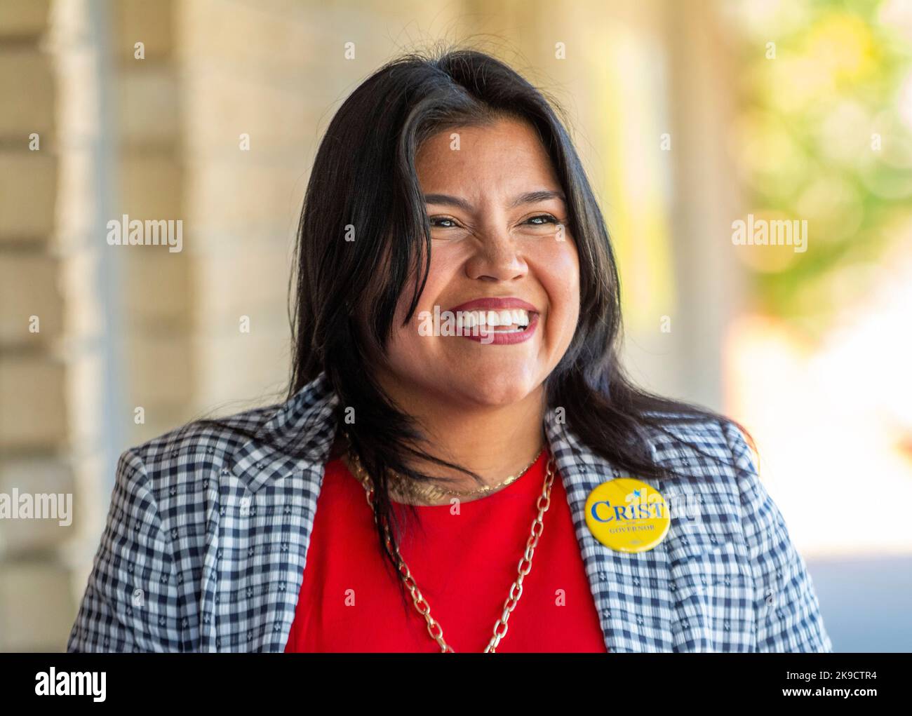 Gainesville, Florida, USA. 27. Oktober 2022. 25. Oktober 2022, Gainesville, FL: Karla Hernandez, der Leutnant Governor Kandidat mit dem demokratischen Gouverneurskandidaten Charlie Crist, spricht am Alachua County Democratic Party Headquarter in Gainesville, FL, in dem Bemühen, Latino-Wähler nach dem Beginn der frühen Abstimmung zu ermutigen. (Bild: © Dominic Gwinn/ZUMA Press Wire) Bild: ZUMA Press, Inc./Alamy Live News Stockfoto