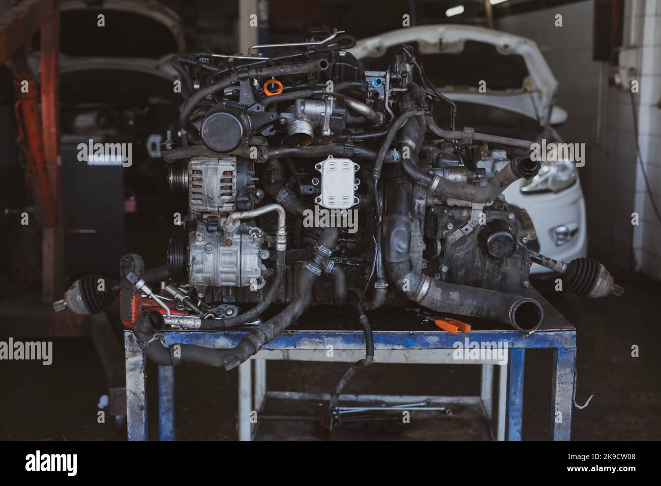 Ein Motor in einer Autowerkstatt. Ein Motor, der zur Reparatur vom Fahrzeug getrennt wurde. Stockfoto