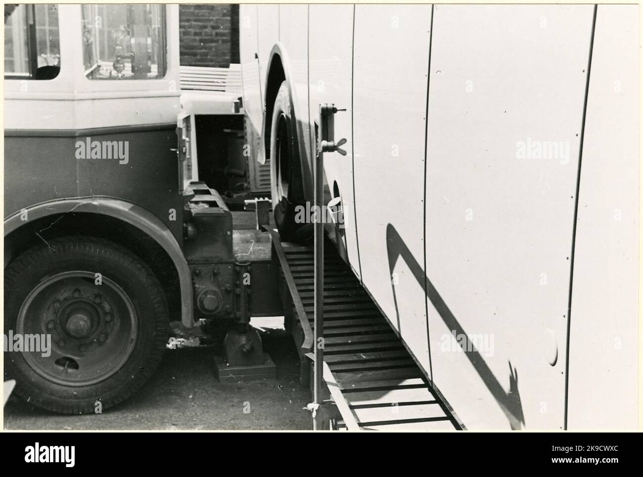 Das Heck eines Busses wird mit Hilfe eines LKWs angehoben. Stockfoto