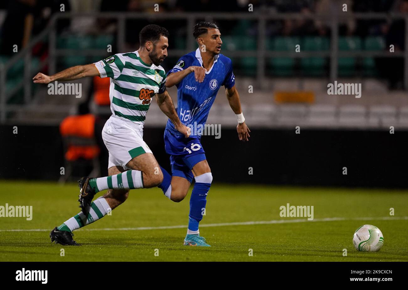 Shamrock Rovers' Roberto Lopes (links) und Gents Ibrahim Salah kämpfen während des Spiels der UEFA Europa Conference League Group F im Tallaght Stadium, Dublin, um den Ball. Bilddatum: Donnerstag, 27. Oktober 2022. Stockfoto