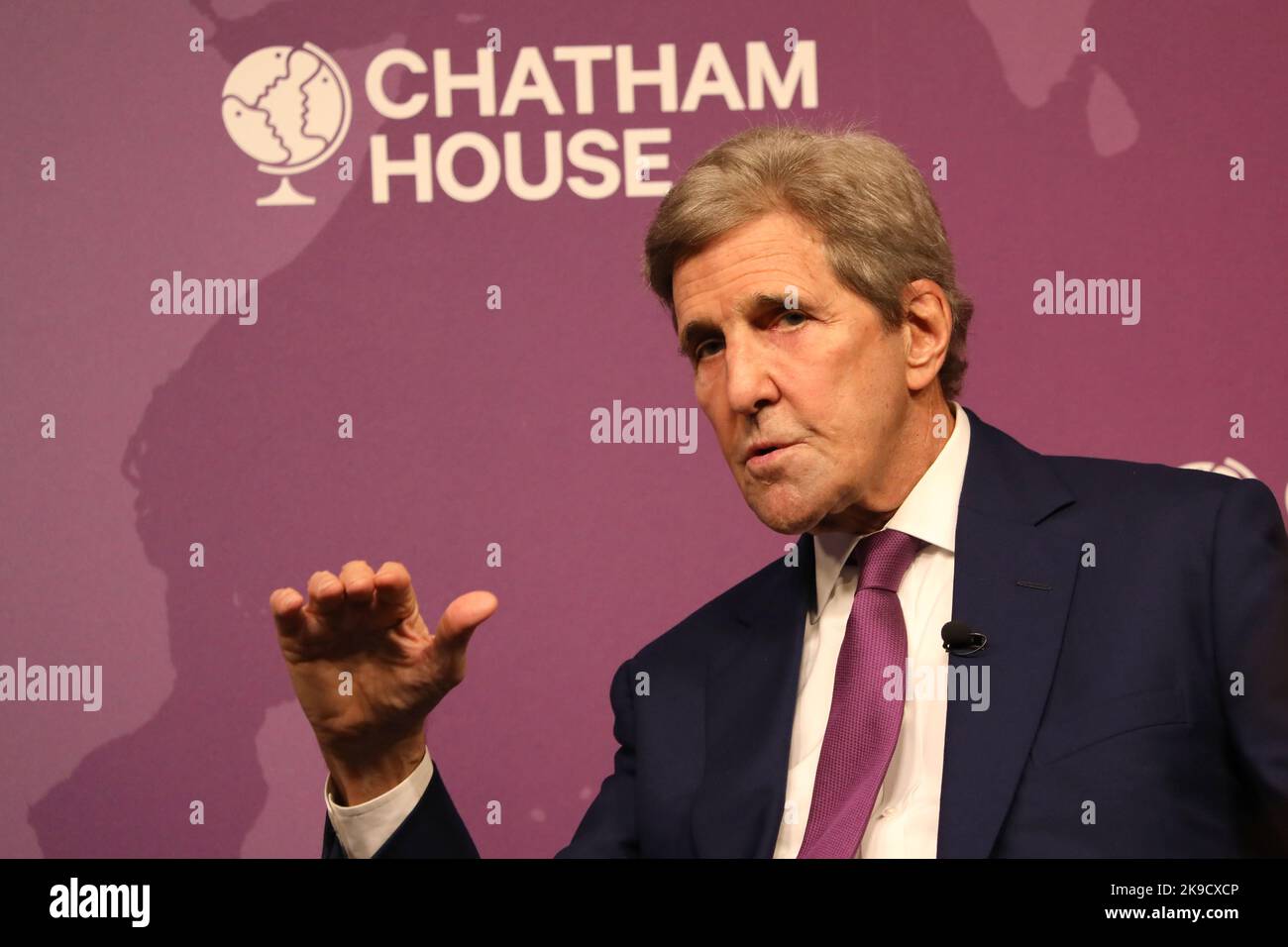 DER SONDERGESANDTE des US-Präsidenten für Klima, John Kerry, spricht am 27. Oktober 2022 vor dem Think-Tank des Chatham House in London, Großbritannien Stockfoto