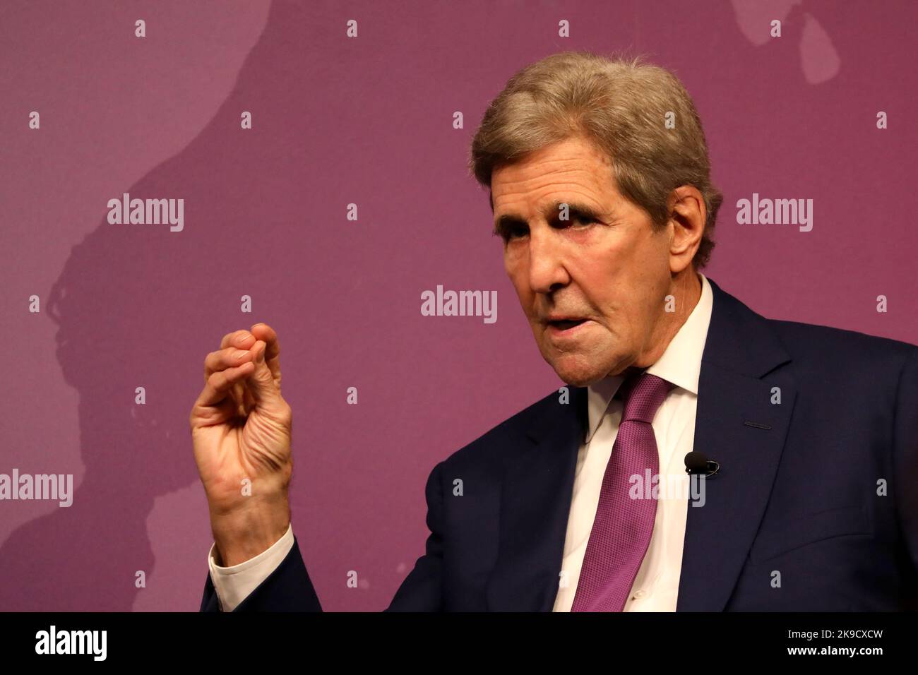DER SONDERGESANDTE des US-Präsidenten für Klima, John Kerry, spricht am 27. Oktober 2022 vor dem Think-Tank des Chatham House in London, Großbritannien Stockfoto