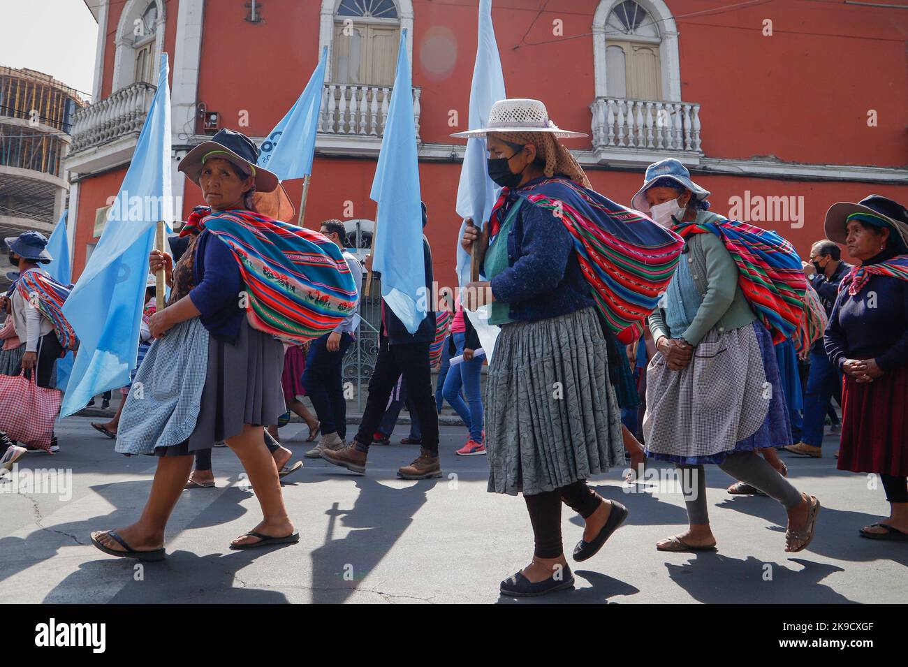 Cochabamba, Bolivien. 27. Oktober 2022. Frauen in traditionellen Kostümen nehmen an einer Kundgebung Teil, bei der Demonstranten forderten, dass 2023 eine Volkszählung durchgeführt wird. Die Regierung hatte die Volkszählung für das erste Quartal 2024 geplant. Da die nationale Regierung jedoch den Regionen auf der Grundlage dieser Volkszählung Mittel zuweist, fordern einige Gebiete, dass diese Volkszählung vorgezogen wird. Quelle: David Flores/dpa/Alamy Live News Stockfoto