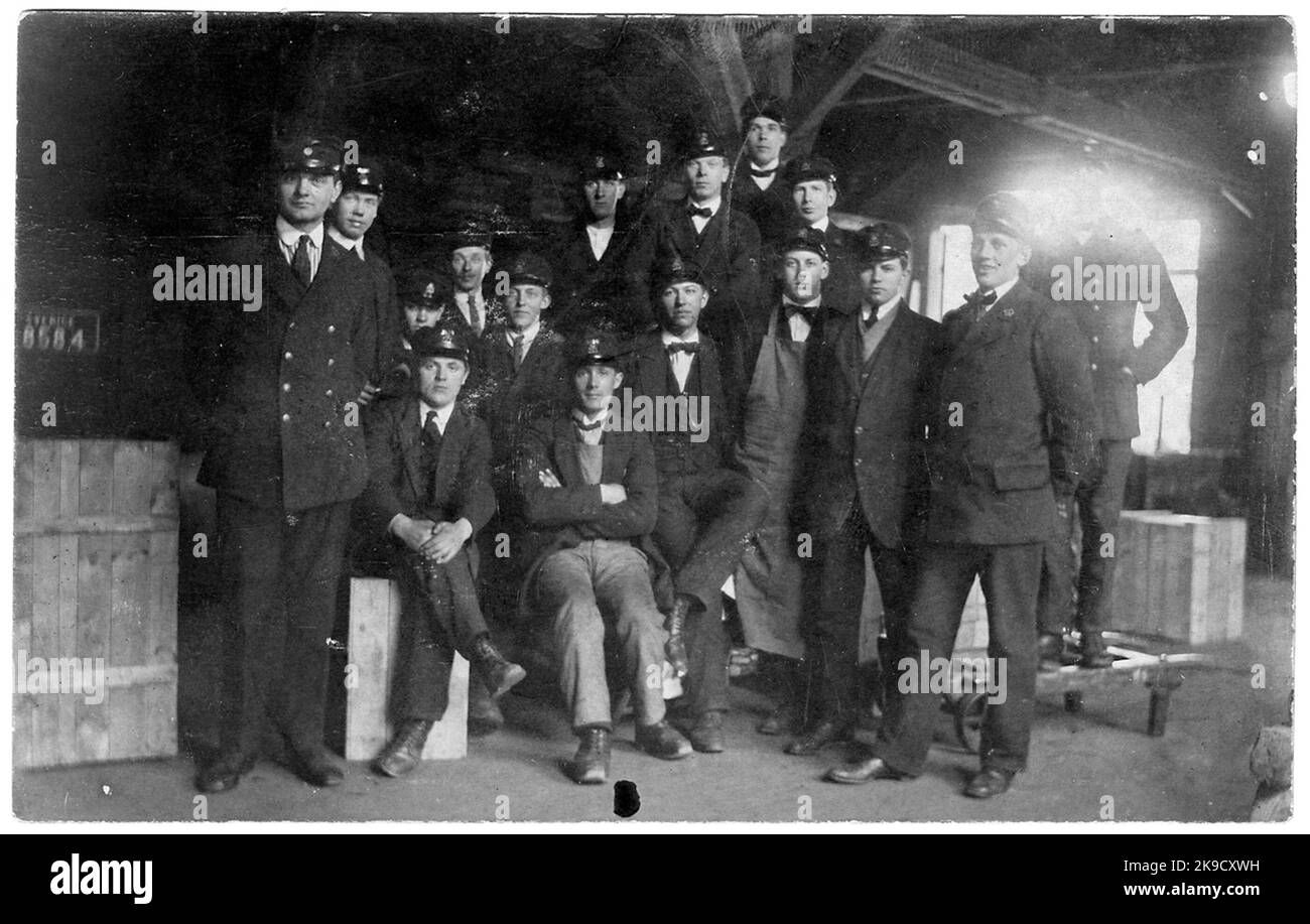 Gruppenfoto über die Mitarbeiter im alten Frachtmagazin. Stockfoto