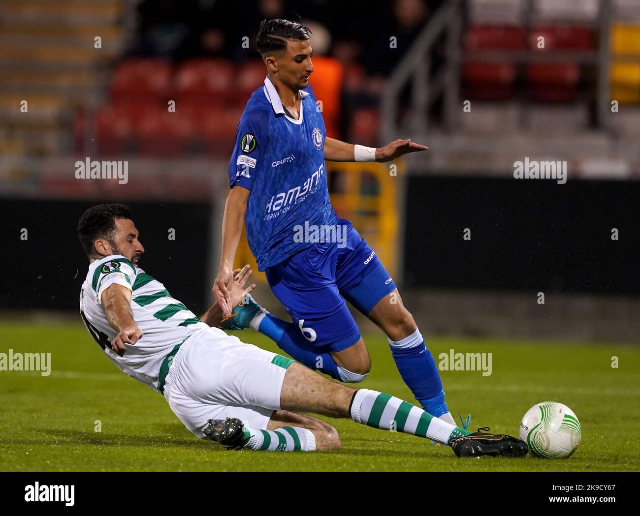 Shamrock Rovers' Roberto Lopes (links) und Gents Ibrahim Salah kämpfen während des Spiels der UEFA Europa Conference League Group F im Tallaght Stadium, Dublin, um den Ball. Bilddatum: Donnerstag, 27. Oktober 2022. Stockfoto