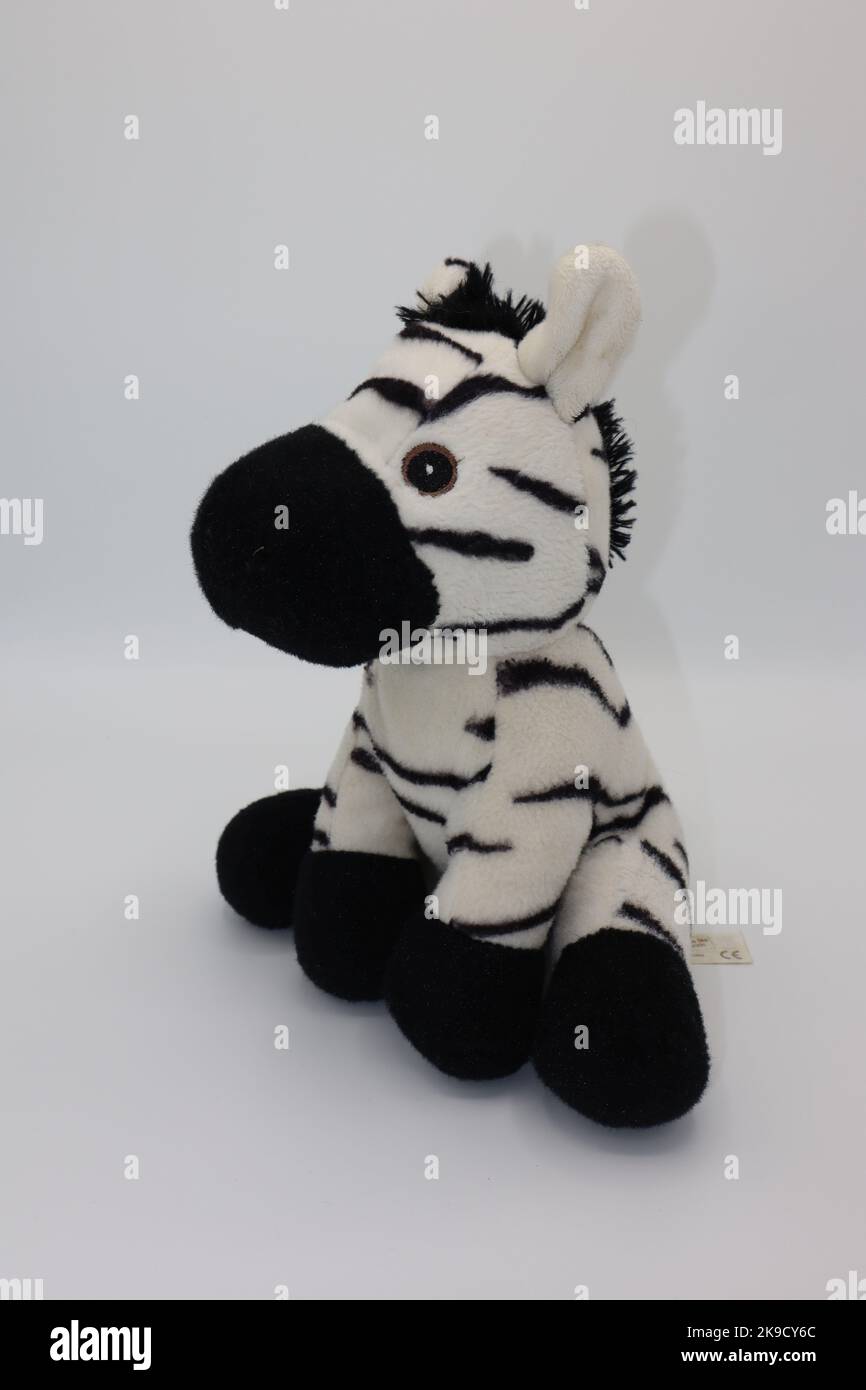 Niedliche schwarz-weiße Plüsch Zebra Figur, Kuscheltier auf weißem Hintergrund Stockfoto