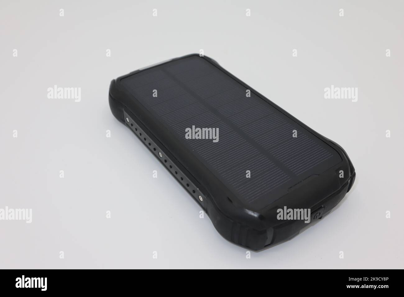 Leistungsstarke Powerbank mit Solarmodul, ideal für unterwegs Stockfoto