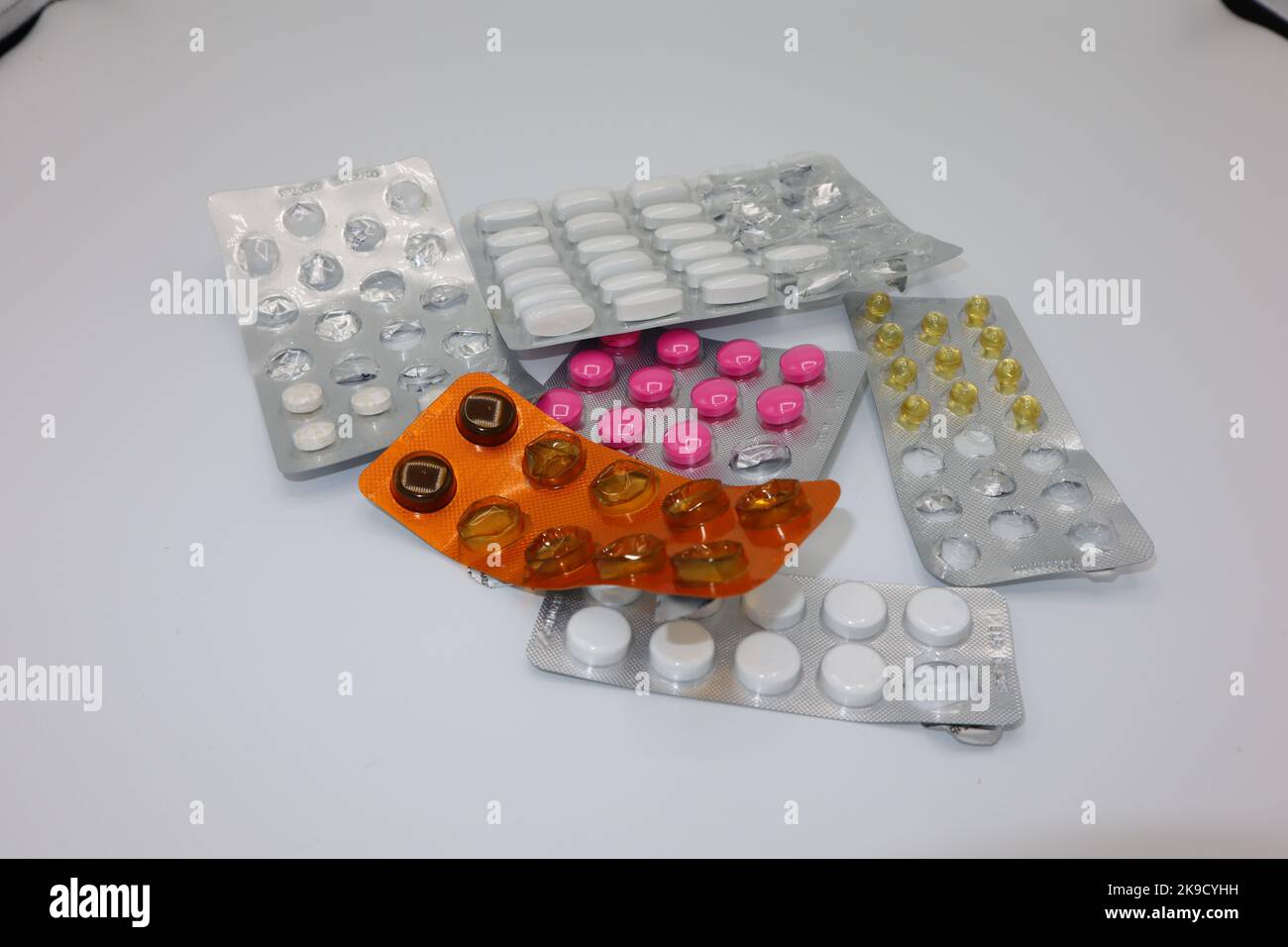 Halb- oder teilweise leere pharmazeutische Blisterpackungen mit Medikamenten auf weißem Hintergrund Stockfoto