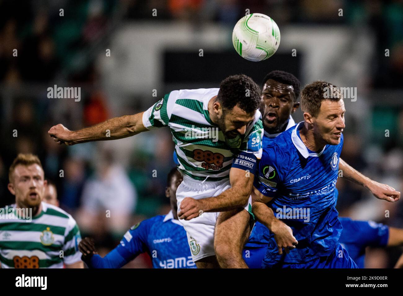 Roberto Lopes von Shamrock, Michael Ngadeu von Gent und Bruno Godeau von Gent kämpfen am Donnerstag, dem 27. Oktober 2022, in Dublin, Irland, am fünften Tag der Gruppenphase der UEFA Europa Conference League um den Ball bei einem Fußballspiel zwischen dem irischen Shamrock Rovers F.C. und dem belgischen KAA Gent. BELGA FOTO JASPER JACOBS Quelle: Belga Nachrichtenagentur/Alamy Live News Stockfoto