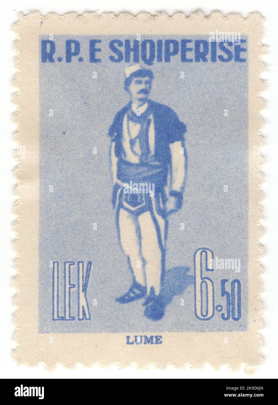 ALBANIEN - 1961. April 28: Eine ultramarine Briefmarke mit 6,50 Leks, die traditionelle albanische Kostüme zeigt: Mann aus Lume Stockfoto