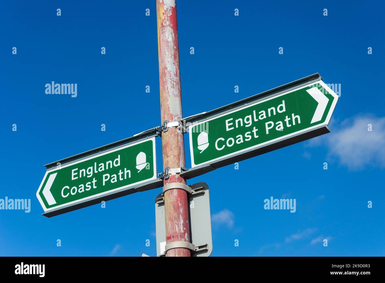 England Coast Path-Schild an der Küste von Southend on Sea, Essex, Großbritannien. Long-distance National Trail entlang der Küste von England, durch Natural England Stockfoto