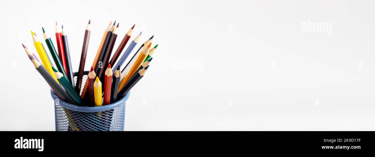 Buntstifte im Metallhalter, Bürokorb auf Anzeigenhintergrund, kreatives Banner. Hochwertige Fotos Stockfoto