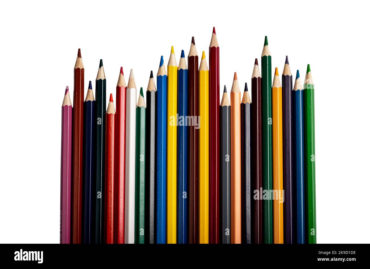 Verschiedene Buntstifte, farbige Vorräte in Reihe isoliert auf weißem Hintergrund. Hochwertige Fotos Stockfoto