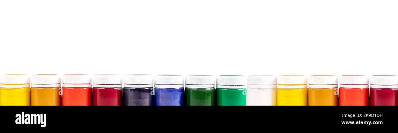 Gouache-Farben Gläser verschiedener Farbe, mehrfarbige Grenze der Farbstoffe in Flaschen isoliert auf weißem Hintergrund. Banner mit Platz für Text. Hochwertige Fotos Stockfoto