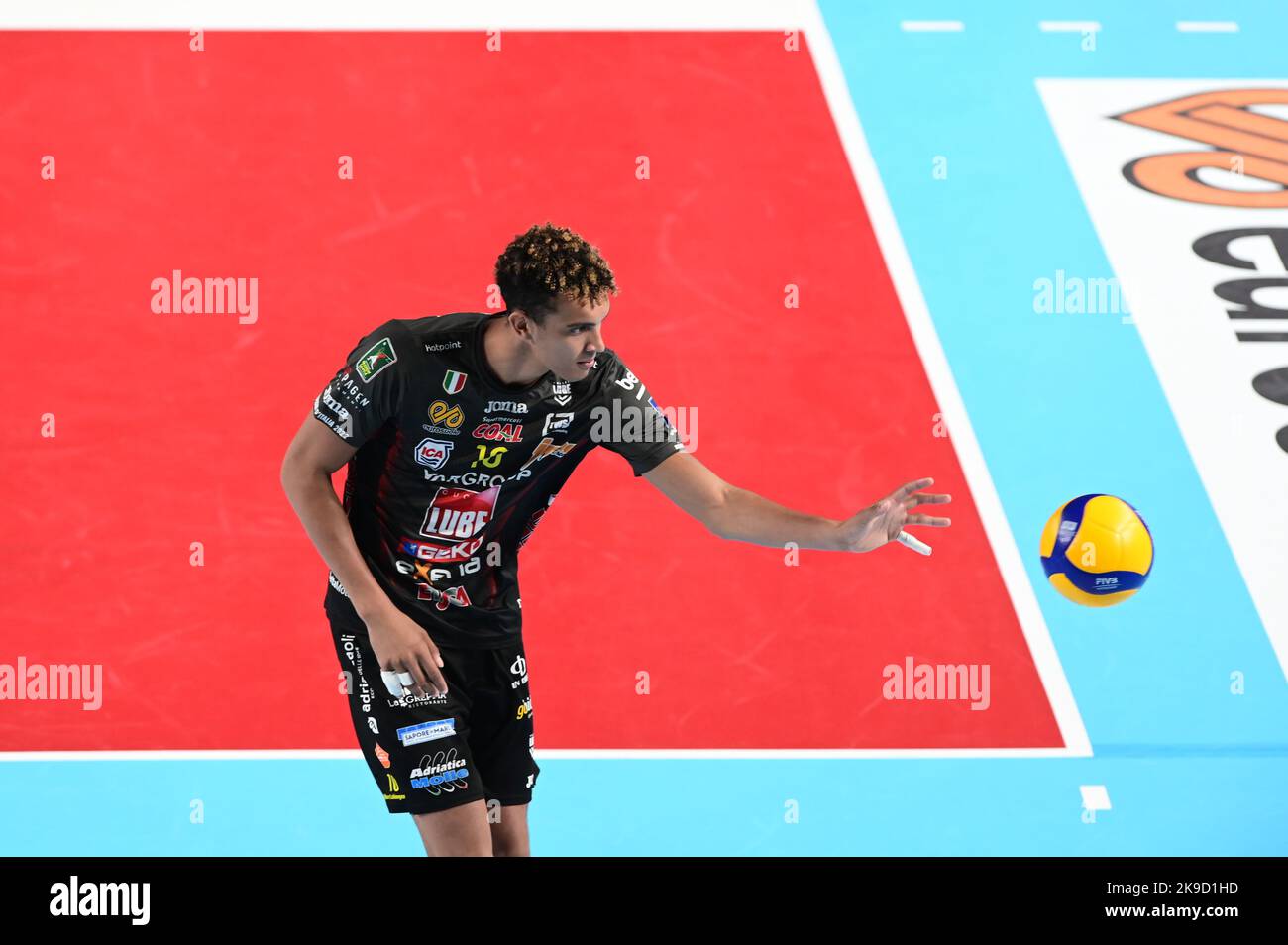 Barthelemy Chinenyeze #10 (Cucine Lube Civitanova) während der Volleyball Italienischen Serie A Männer Superleague Championship Cucine Lube Civitanova vs Sir Safety Susa Perugia am 27. Oktober 2022 beim Eurosuole Forum in Civitanova Marche, Italien (Foto: Roberto Bartomeoli/LiveMedia) Stockfoto